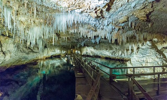 Crystal Caves and Aquarium Attraction Tour	